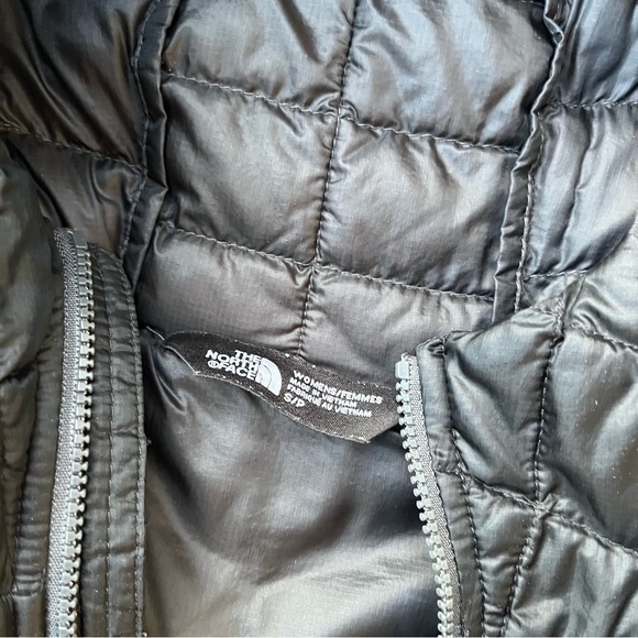 The North Face Women's Black Quilted Hooded Puffer Jacket - Picture 3 of 4